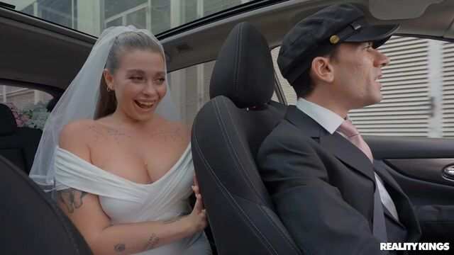 Похотливая невеста в свадебном платье делает минет водителю в машине...