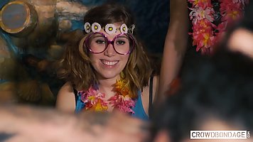 Красотка участвует в гавайской вечеринке и получает оргазм от оргии